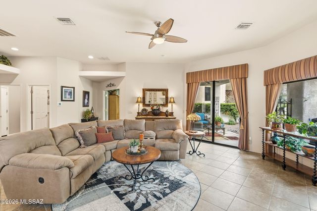 668 W Camino Del Bondadoso, Green Valley, AZ 85614