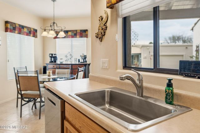 668 W Camino Del Bondadoso, Green Valley, AZ 85614