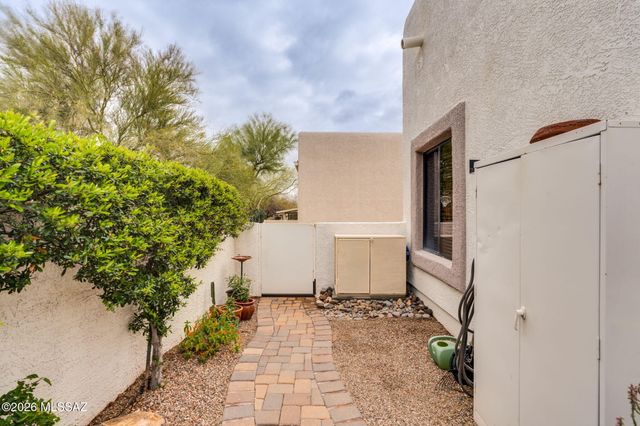 668 W Camino Del Bondadoso, Green Valley, AZ 85614