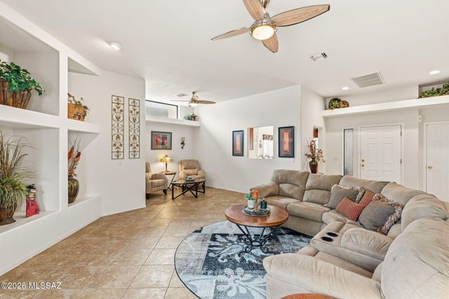 668 W Camino Del Bondadoso, Green Valley, AZ 85614