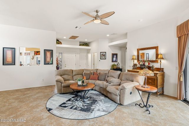 668 W Camino Del Bondadoso, Green Valley, AZ 85614