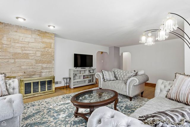 6310 N La Crosse Avenue, Chicago, IL 60646