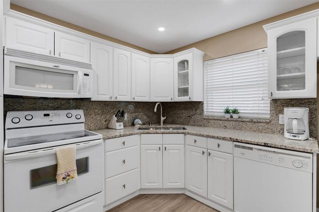 122 BUTTONWOOD CIRCLE 122, Seminole, FL 33777