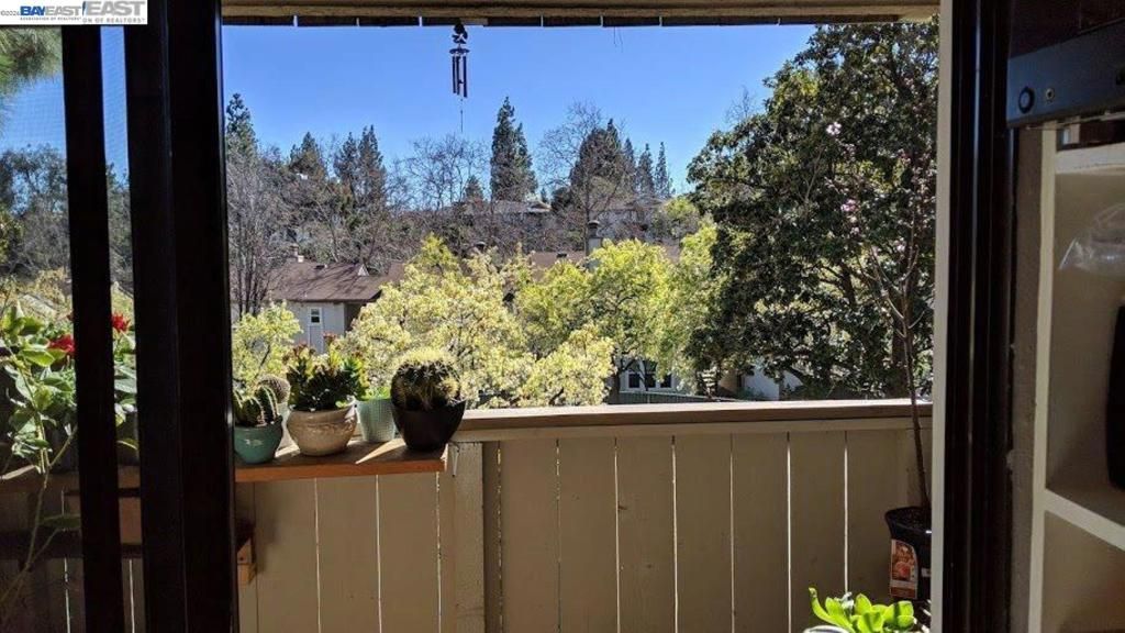 Image 4 of property listing at 395 Camelback Rd 2, Pleasant Hill, CA 94523