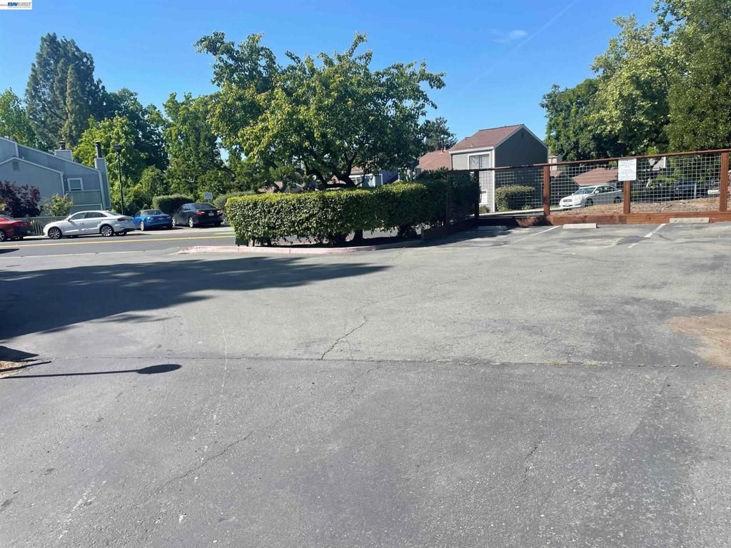 Image 7 of property listing at 395 Camelback Rd 2, Pleasant Hill, CA 94523