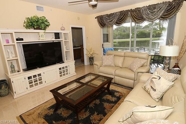 3250 Cypress Glen WAY 403, Naples, FL 34109