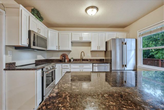 515 Hilltop Dr, Auburn, CA 95603