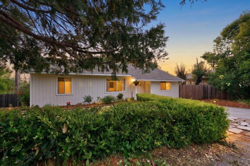 515 Hilltop Dr, Auburn, CA 95603