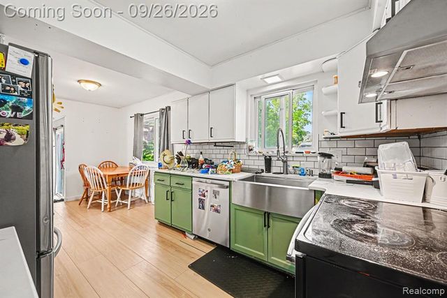 6101 Barker Drive, Waterford, MI 48329