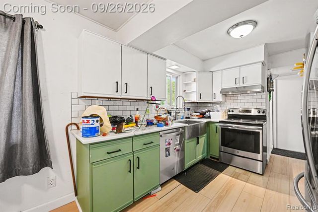 6101 Barker Drive, Waterford, MI 48329