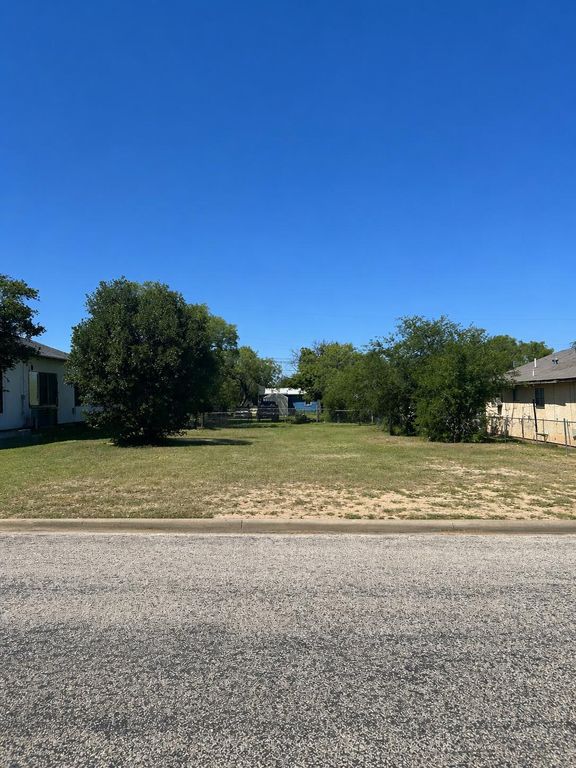 Image 9 of property listing at 106 W Avenue T, San Angelo, TX 76903