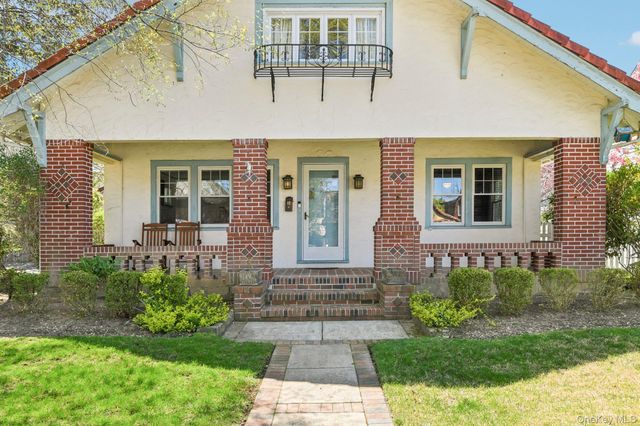 40 Hollywood Court, Rockville Centre, NY 11570