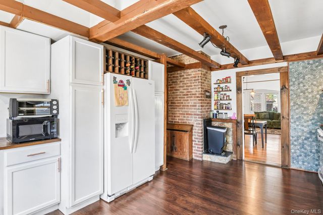 40 Hollywood Court, Rockville Centre, NY 11570