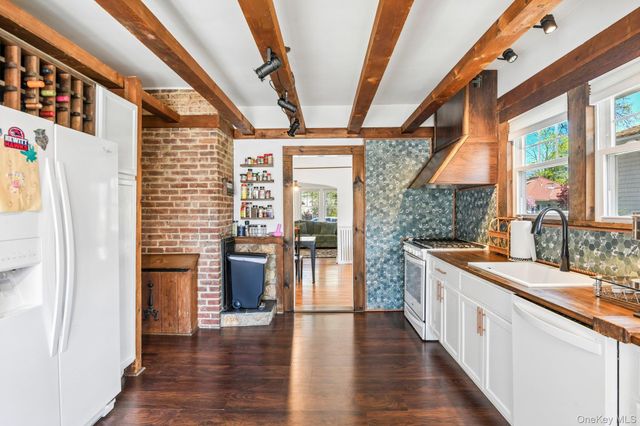 40 Hollywood Court, Rockville Centre, NY 11570