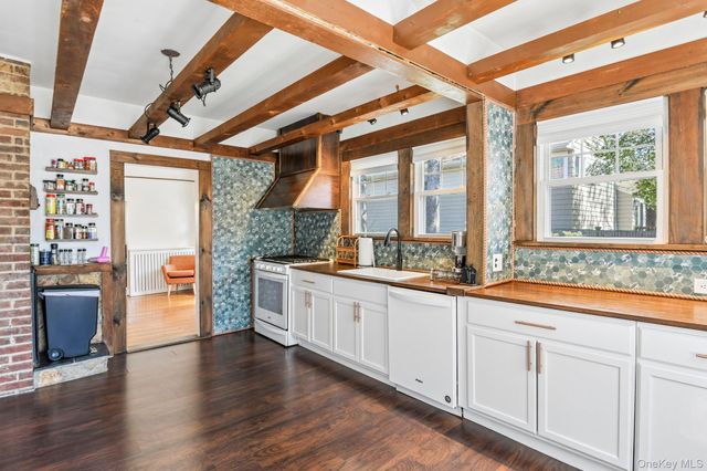 40 Hollywood Court, Rockville Centre, NY 11570