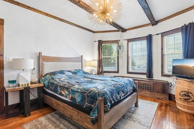 40 Hollywood Court, Rockville Centre, NY 11570