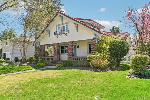 40 Hollywood Court, Rockville Centre, NY 11570