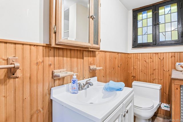 40 Hollywood Court, Rockville Centre, NY 11570