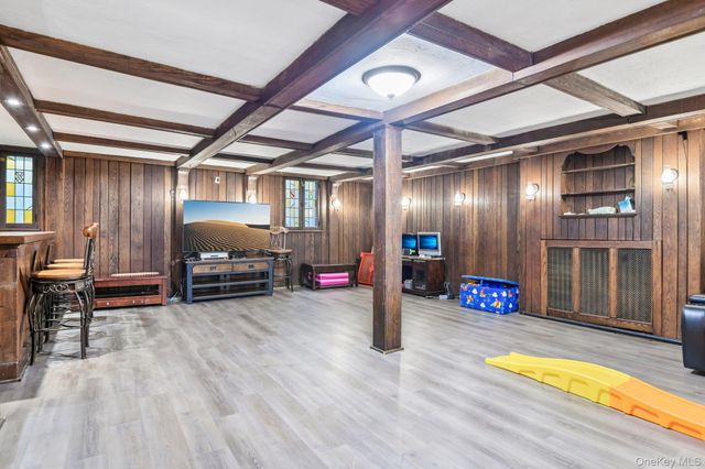 40 Hollywood Court, Rockville Centre, NY 11570