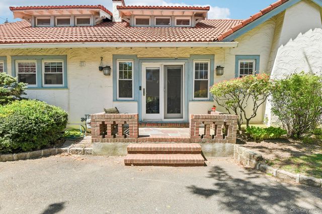 40 Hollywood Court, Rockville Centre, NY 11570