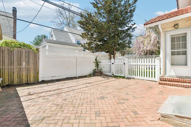 40 Hollywood Court, Rockville Centre, NY 11570