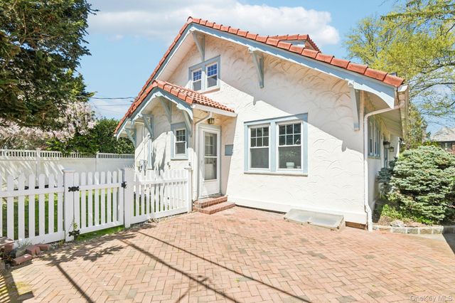 40 Hollywood Court, Rockville Centre, NY 11570