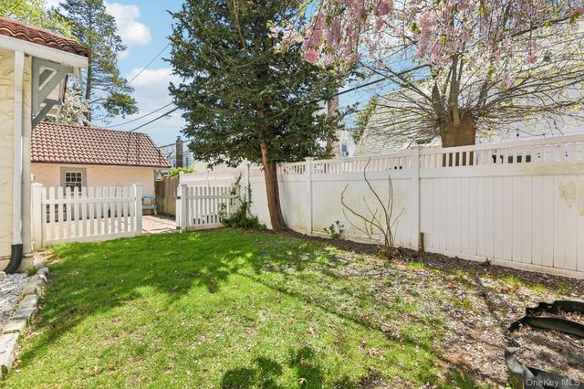 40 Hollywood Court, Rockville Centre, NY 11570