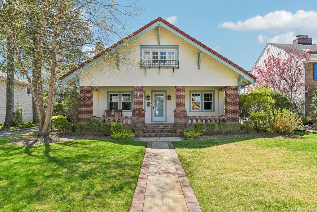 40 Hollywood Court, Rockville Centre, NY 11570