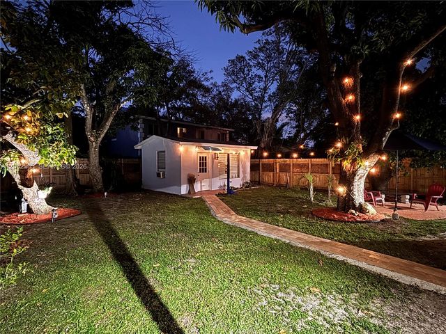 151 NW 165th St, Miami, FL 33169