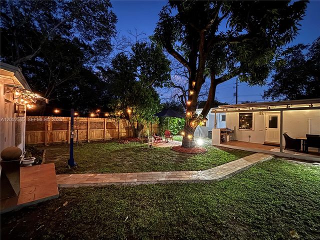 151 NW 165th St, Miami, FL 33169