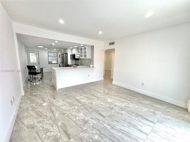 151 NW 165th St, Miami, FL 33169