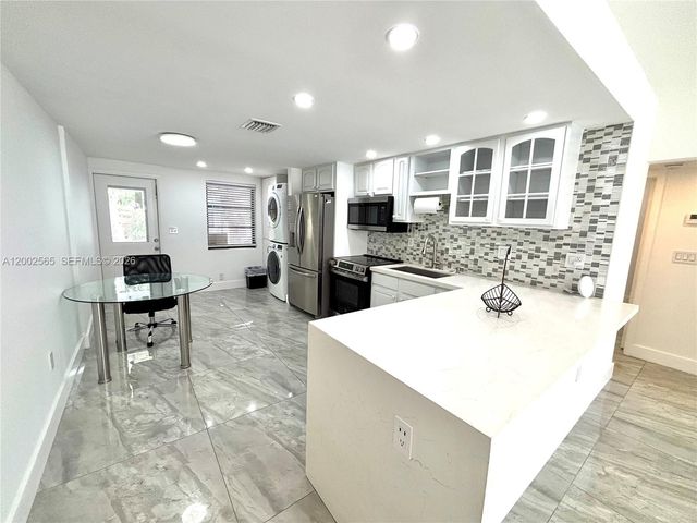 151 NW 165th St, Miami, FL 33169