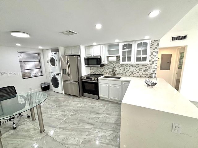 151 NW 165th St, Miami, FL 33169