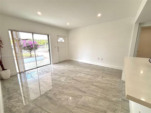 151 NW 165th St, Miami, FL 33169