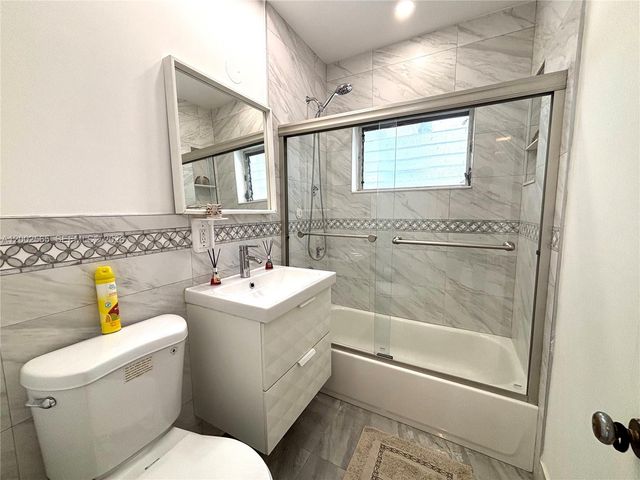 151 NW 165th St, Miami, FL 33169