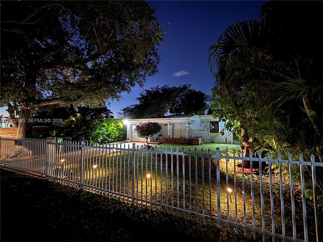 151 NW 165th St, Miami, FL 33169