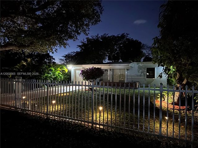 151 NW 165th St, Miami, FL 33169
