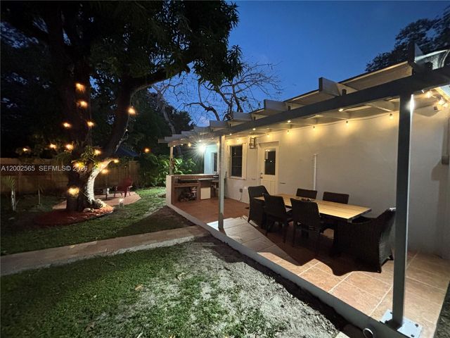 151 NW 165th St, Miami, FL 33169