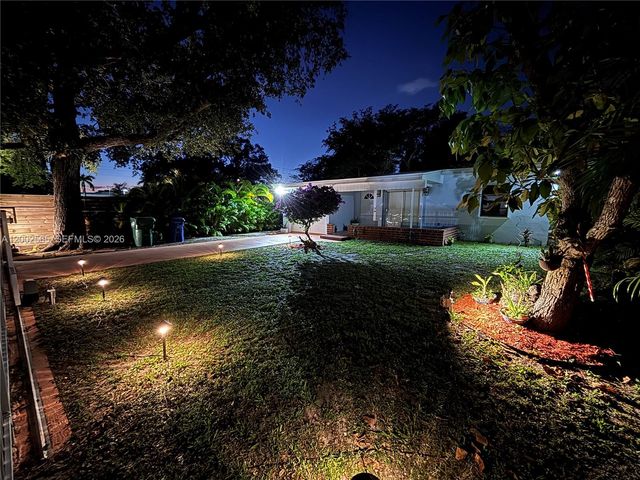 151 NW 165th St, Miami, FL 33169