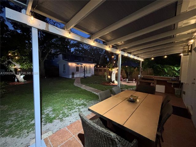 151 NW 165th St, Miami, FL 33169