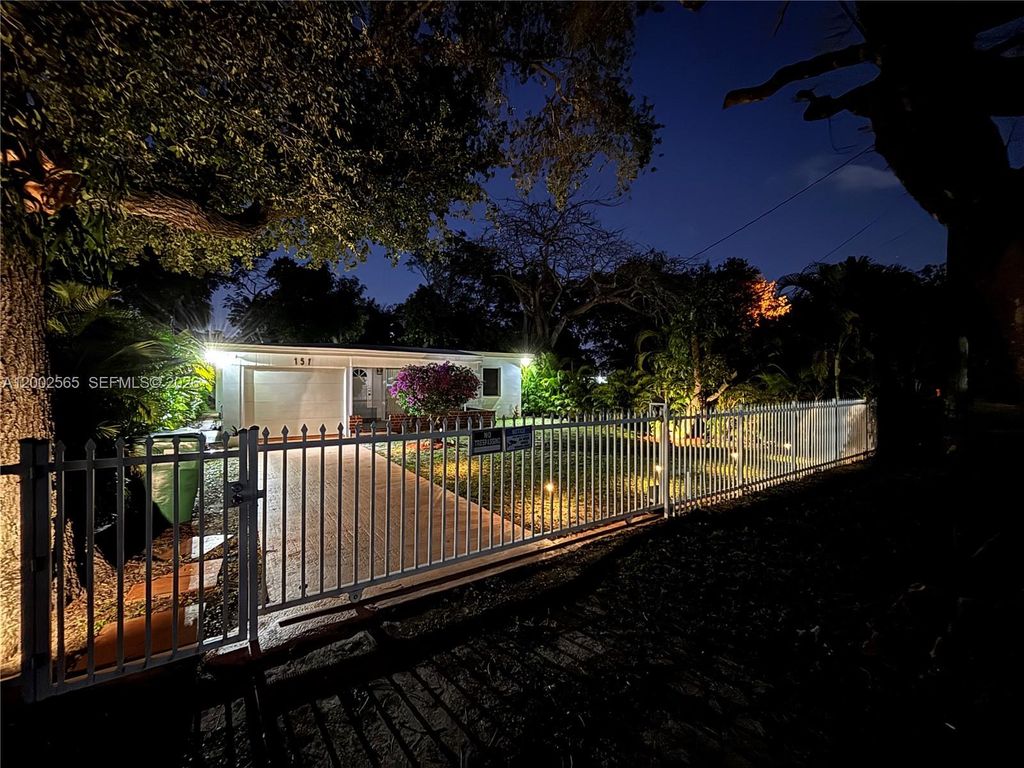 151 NW 165th St, Miami, FL 33169