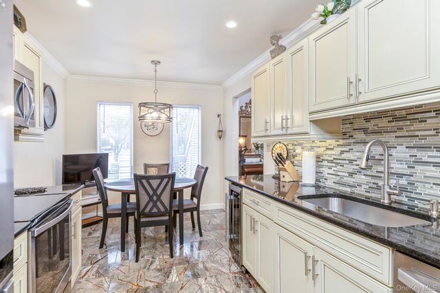 908 Fenway Road, Saint James, NY 11780