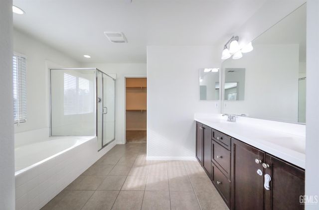 5017 Clear Crystal Drive, Bakersfield, CA 93313