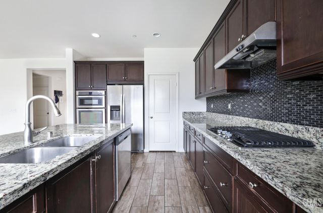 5017 Clear Crystal Drive, Bakersfield, CA 93313