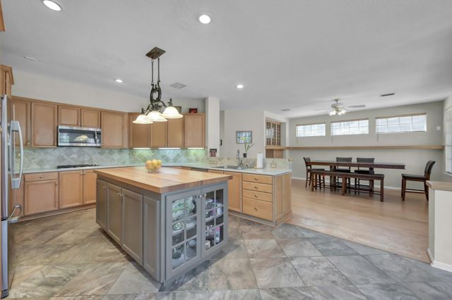 205 Purple Slate Place, The Woodlands, TX 77381