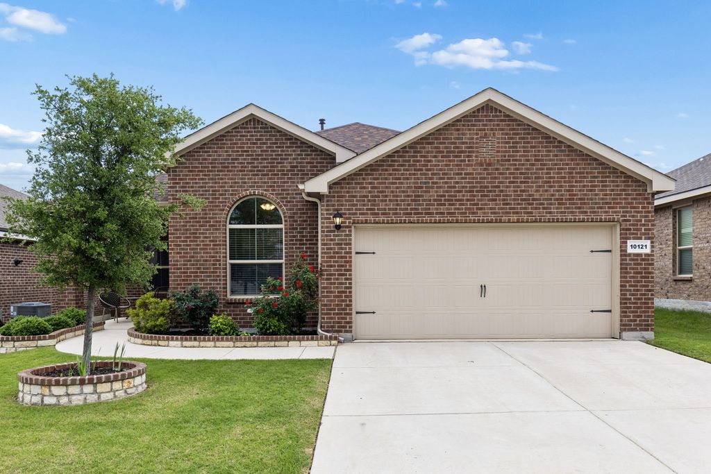 10121 Poinsett Way, Fort Worth, TX 76108