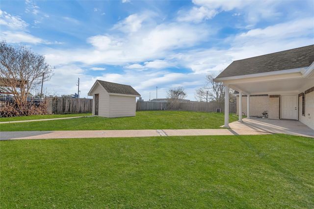 402 Bayou Bend, Baytown, TX 77521