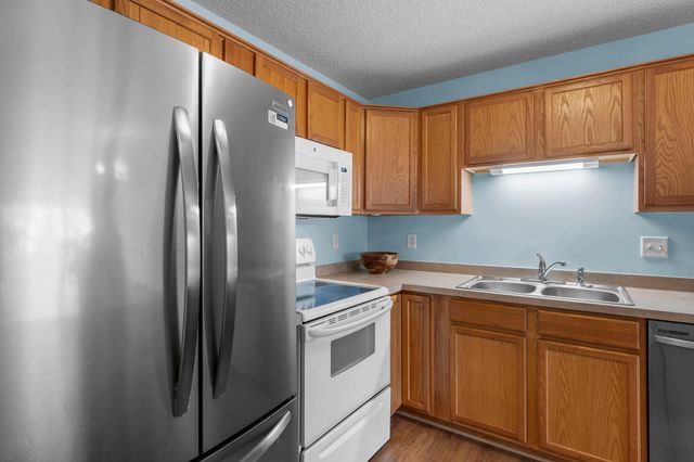 2231 Penn Place N 208, North Saint Paul, MN 55109