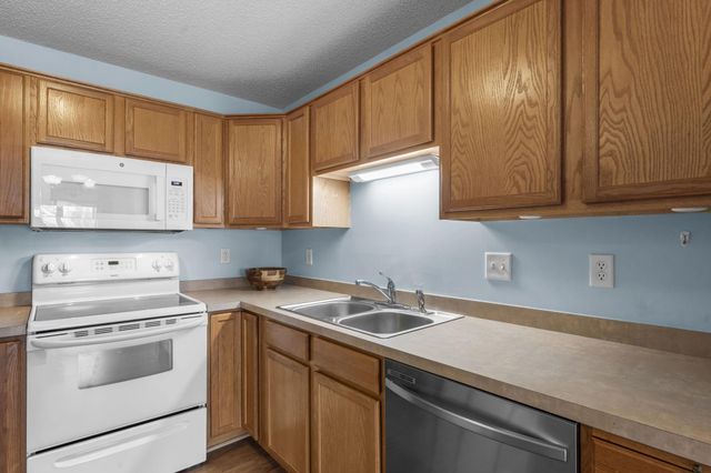 2231 Penn Place N 208, North Saint Paul, MN 55109