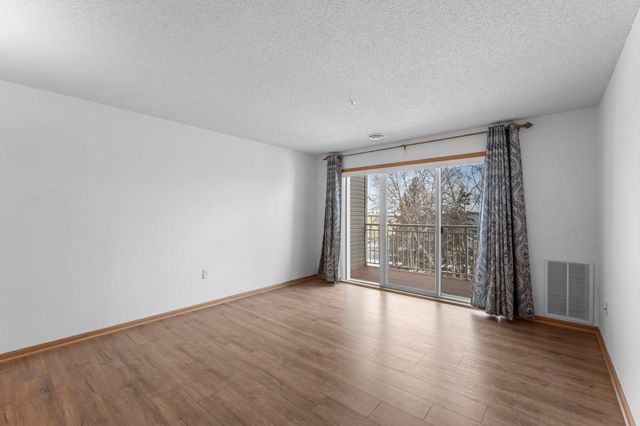 2231 Penn Place N 208, North Saint Paul, MN 55109